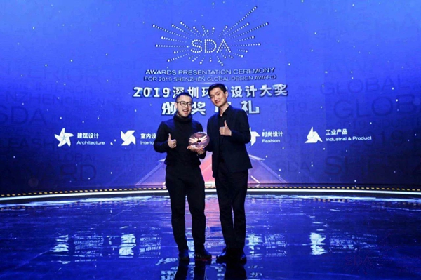a 荣威Ei5斩获深圳环球设计汽车类最高奖项 (1).jpg