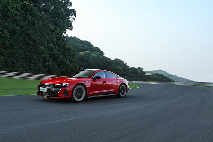 3、奥迪RS e-tron GT凭借强悍的运动性能，轻松征服赛道.jpeg
